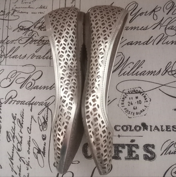 Carlos Santana NWOT Women's Sarita Gold With Silver Tones Ballet Flats, Size 7 - Picture 3 of 9